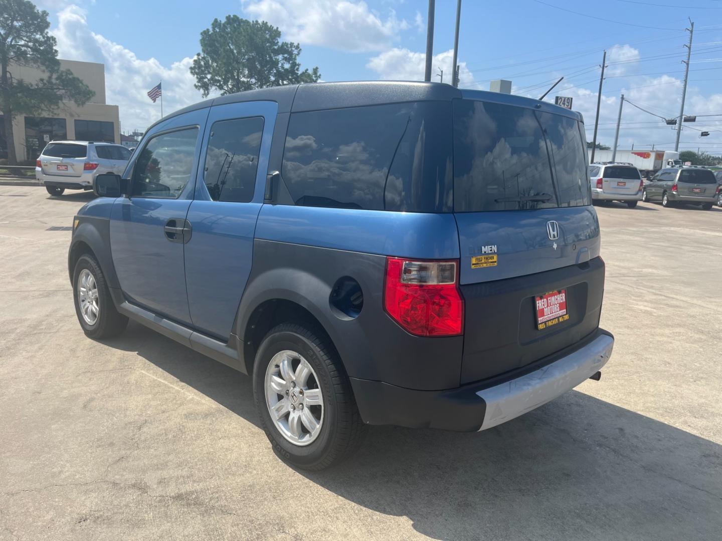 2006 blue /gray Honda Element LX 2WD AT (5J6YH18336L) with an 2.4L L4 DOHC 16V engine, 4-Speed Automatic Overdrive transmission, located at 14700 Tomball Parkway 249, Houston, TX, 77086, (281) 444-2200, 29.928619, -95.504074 - Photo#4
